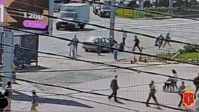 В Петербурге у станции метро «Академическая» легковушка въехала в толпу на остановке — видео
