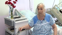 В Петербурге 95-летнюю пациентку поставили на ноги через сутки после перелома шейки бедра