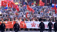 Петербург примеряет парадный мундир: на Дворцовой загремят оркестры, а по Невскому пройдет «Бессмертный полк»