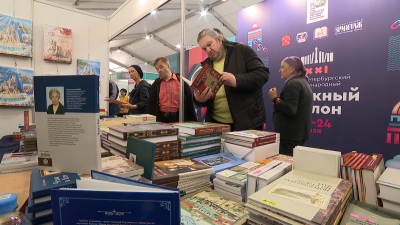 «С книгой можно разговаривать и слушать»: XXI Книжный салон собрал на Дворцовой площади читающих петербуржцев