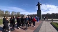 Участники юношеского турнира по самбо «Победа» возложили цветы на Пискаревском кладбище
