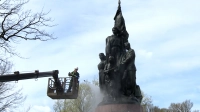 Монумент «Героям Краснодона» в парке Екатерингоф отмыли ко Дню Победы