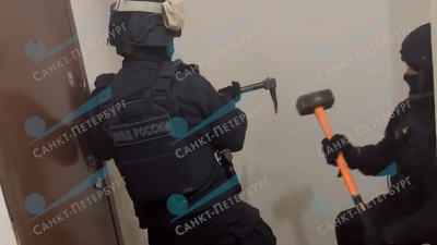 Играли по-крупному: оперативники накрыли подпольное казино в обычной многоэтажке Петербурга