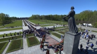 «Это нужно — не мёртвым! Это надо — живым!»: тысячи петербуржцев почтили память защитников города на Пискарёвском кладбище