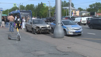 Предположительно, водителю стало плохо: в Петербурге женщина на Hyundai сбила людей на остановке