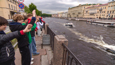 Школьники из Белоруссии приехали в Петербург на летние каникулы – чем их удивляет город