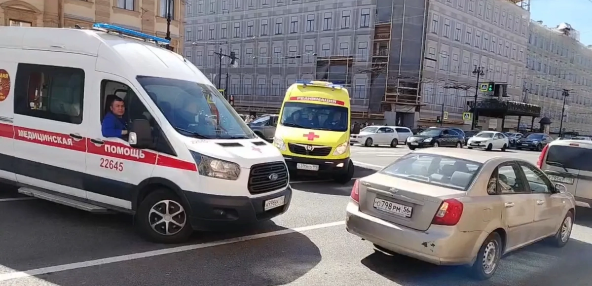 Полиция выясняет детали аварии двух машин в центре Петербурга, после которой перевернулся автомобиль - tvspb.ru