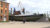 На Балтийском заводе на вечную стоянку установили буксир «Балтиец»