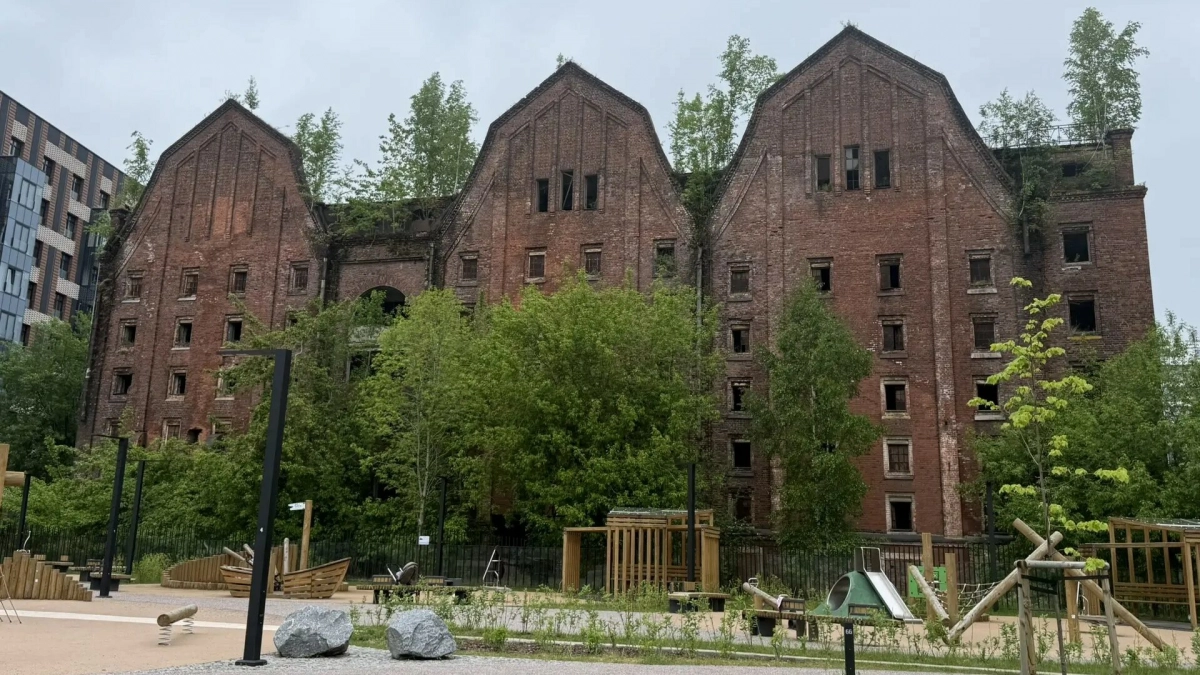 Суд провёл выездное заседание по вопросу прохода к историческому зданию солодовни пивоваренного завода «Новая Бавария» - tvspb.ru