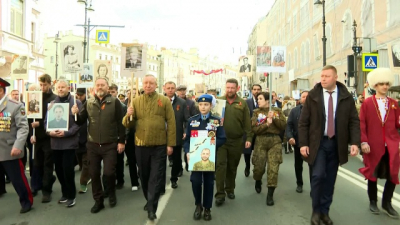 Александр Беглов принял участие в шествии Бессмертного полка по Невскому проспекту