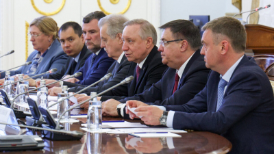 Александр Беглов пригласил выпускников из Ташкента на праздник «Алые паруса» и на отдых в «Петербургские международные молодёжные смены»