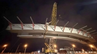 На развязке М-32 в Петербурге установили первую 100-тонную балку