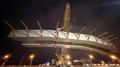 На развязке М-32 в Петербурге установили первую 100-тонную балку