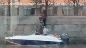 В Петербурге катер столкнулся с опорой Мало-Конюшенного моста: капитан и пассажиры покинули место аварии