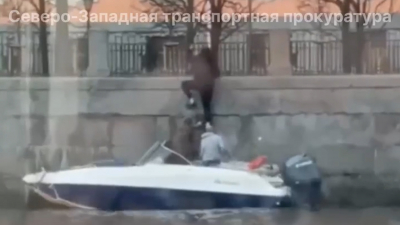 В Петербурге катер столкнулся с опорой Мало-Конюшенного моста: капитан и пассажиры покинули место аварии