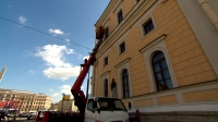 На Московском вокзале приступили к сезонной очистке фасада