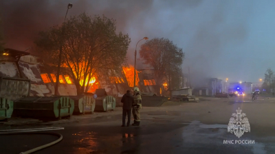 Огонь охватил 500 «квадратов»: в Ленобласти потушили крупный пожар на мебельном складе
