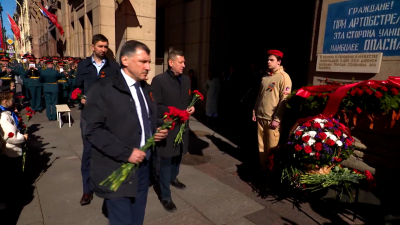 В Петербурге почтили память ленинградцев у мемориальной доски на Невском