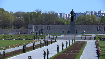 На Пискаревском кладбище началась торжественно-траурная церемония возложения венков и цветов