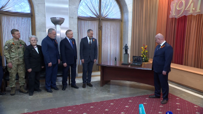 Александру Беглову представили точную копию монумента «Мать-Родина»