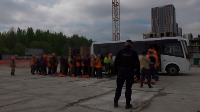 Десятки паспортов и штраф на 5,2 млн: как петербургская полиция зачистила стройку на Суздальском шоссе от нелегалов