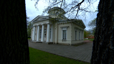 Александр Беглов проинспектировал исторический особняк и соцобъекты в Петродворцовом районе