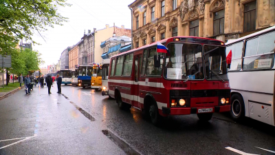 323 легенды на дорогах: в центре Петербурга проходит XI парад ретротранспорта