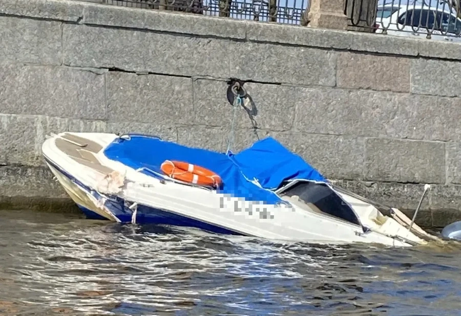 В Петербурге задержали капитана катера после столкновения с опорой моста на канале Грибоедова - tvspb.ru