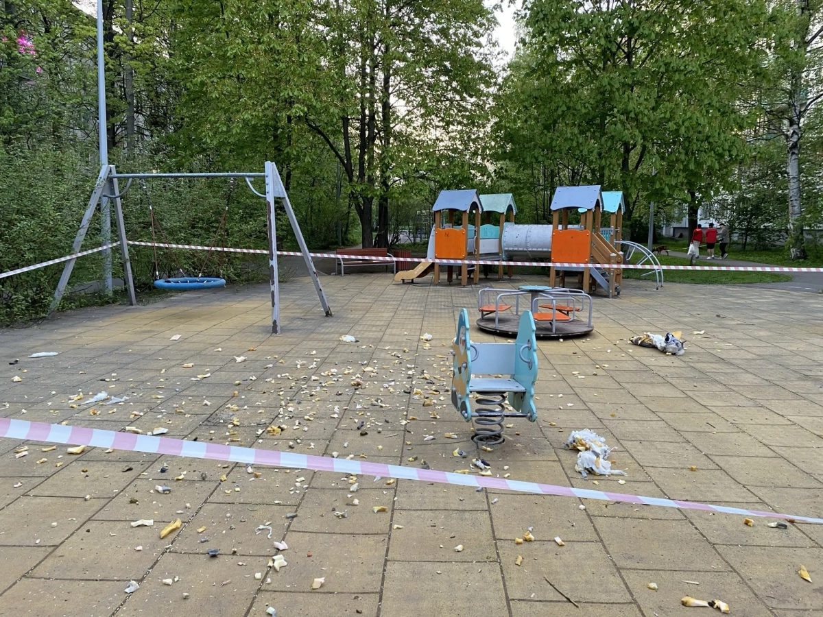 На детской площадке у дома №55 по проспекту Маршала Блюхера произошёл взрыв: пострадавших нет - tvspb.ru