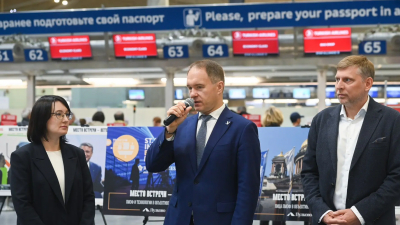 В аэропорту Пулково открылась фотовыставка об истории ПМЭФ