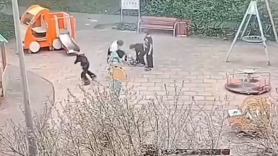 Школьники засунули петарду в игрушку: взрыв на детской площадке в Петербурге попал на видео