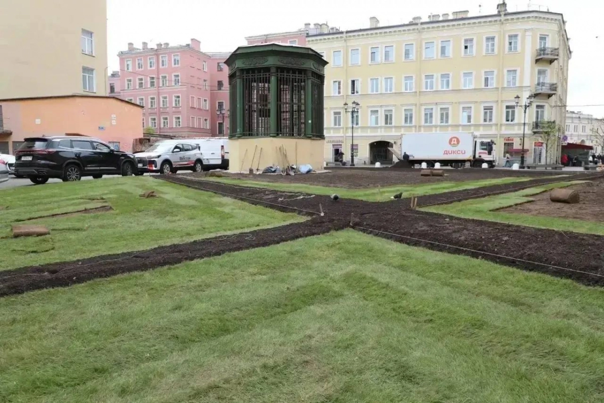 На месте стихийной парковки в центре Петербурга разбивают сквер: фото - tvspb.ru