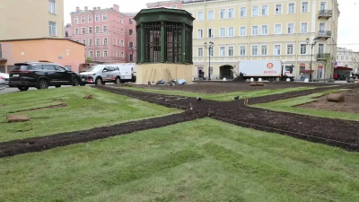 На месте стихийной парковки в центре Петербурга разбивают сквер: фото