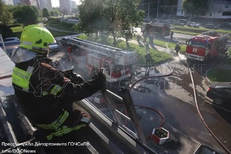 В Москве загорелся универмаг: огонь охватил 100 квадратных метров - tvspb.ru