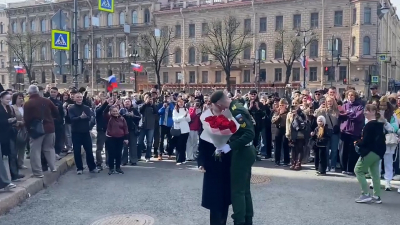 В Петербурге курсант сделал предложение любимой после парада Победы