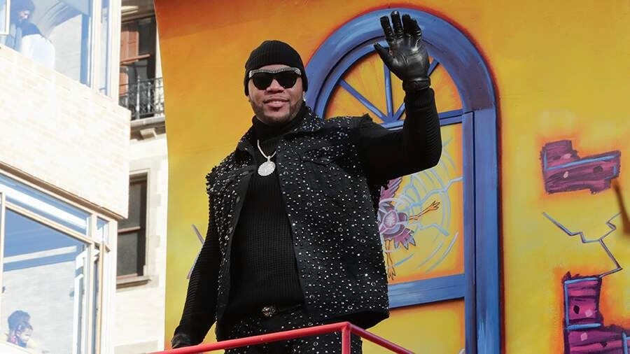 Flo Rida в России: медведь с балалайкой встретил звезду во Внуково - tvspb.ru