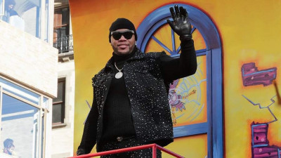Flo Rida в России: медведь с балалайкой встретил звезду во Внуково