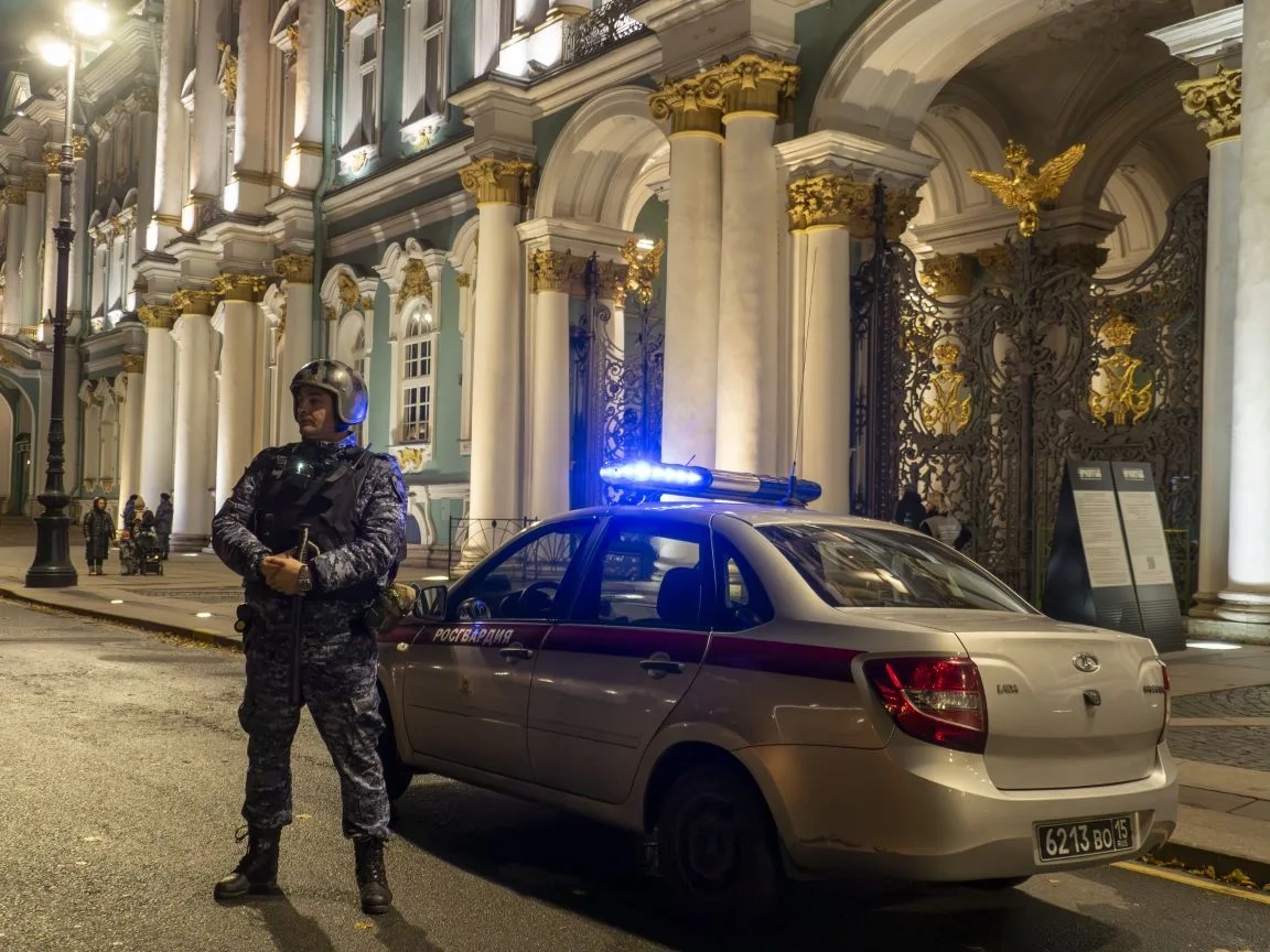 В Эрмитаже посетитель прорвался к императорскому трону и сел на него: мужчину задержала Росгвардия - tvspb.ru