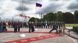 В день основания Санкт‑Петербурга на Сенатской площади состоялась традиционная торжественная церемония возложения цветов к памятнику Петру I