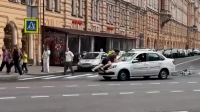 «Водитель незамедлительно уволен»: в центре Петербурга служебная машина устроила ДТП с курьером