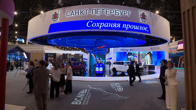Бриллианты, гигантские крылья, роботы, вездеходы и орган: чем удивляют стенды гостей ПМЭФ-2026