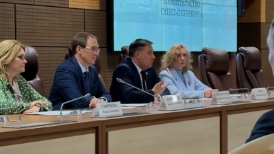 Владимир Омельницкий наградил памятными знаками слушателей кадровой программы «Время героев Санкт-Петербурга»