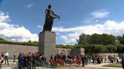На Пискарёвском мемориальном кладбище прошла торжественно-траурная церемония