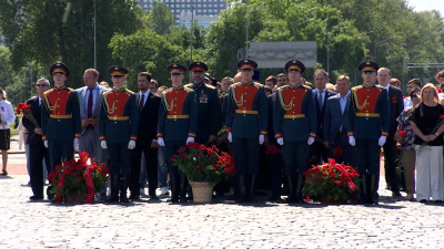 На площади Победы почтили память героев в День памяти и скорби
