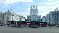 С площади Растрелли на линию вышли 3 городских автобуса, брендированных в стилистике Республики Коми