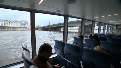 Ещё один водный маршрут до Петергофа запустили в Северной столице