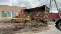 Под Петербургом КамАЗ утопил BMW в навозе