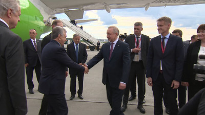Александр Беглов встретил в аэропорту Президента Узбекистана Шавката Мирзиёева, прибывшего на ПМЭФ-2026