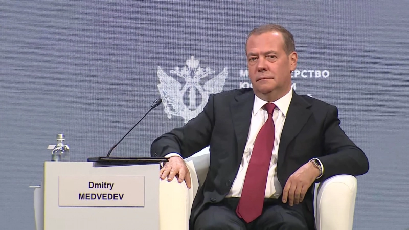 «Истинная сила права — не в защите привилегий»: Дмитрий Медведев выступил на ПМЮФ-2026 в Петербурге