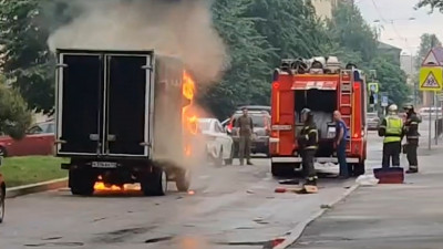 В центре Петербурга сгорела «Газель», пока водитель отошёл на несколько минут